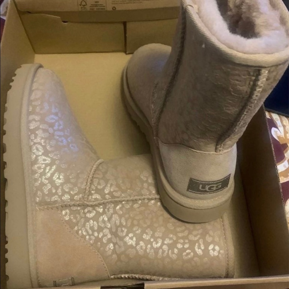 - UGG Australia CLASSIC SHORT SNOW LEOPARD boots